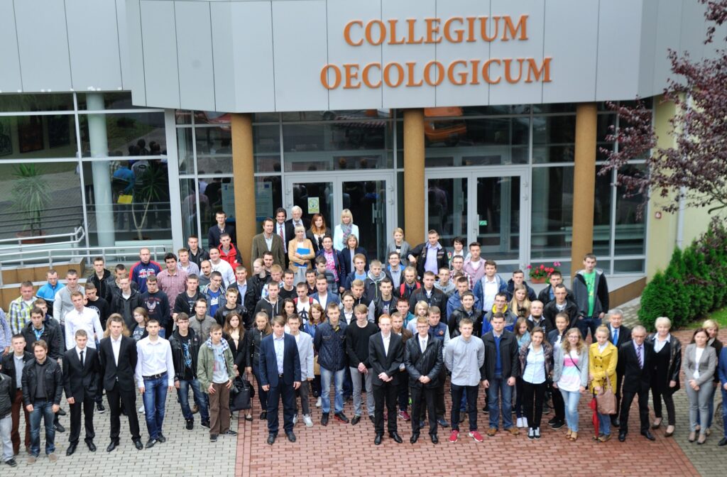 zdjęcie studentów przed budynkiem collegium oecologicum