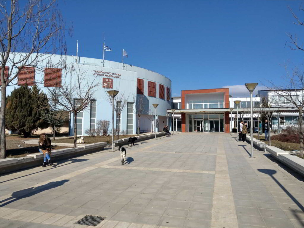 widok budynku uczelni w Grecji