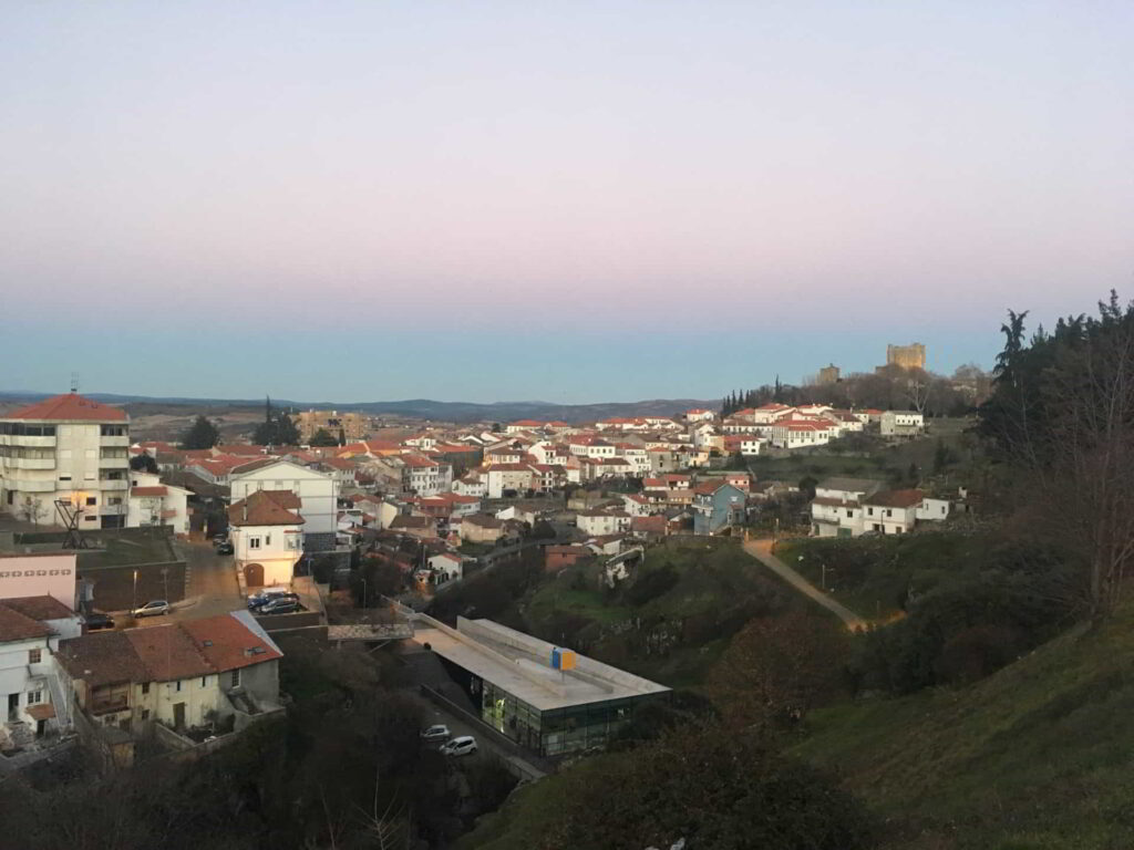 widok na miasto ze wzgórza