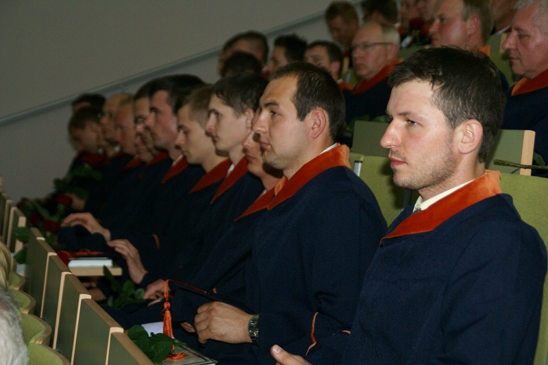 stowarzyszenie absolwentów - zdjęcie studentów na sali