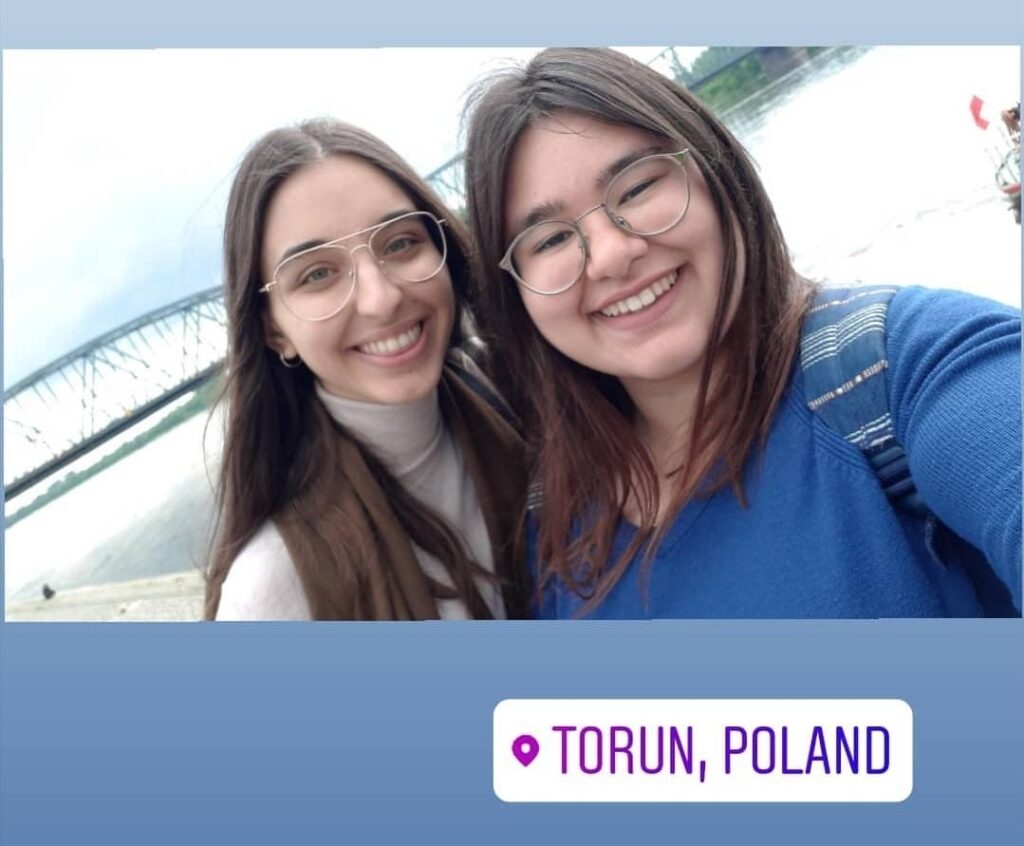 Zdjęcie dwóch dziewczyn w Toruniu