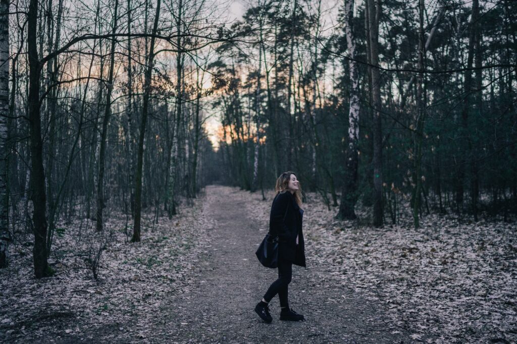 Dziewczyna w lesie