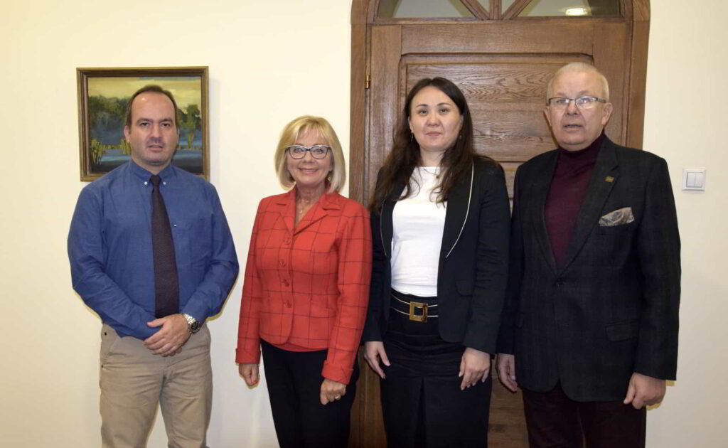 Profesorowie z Kazachstanu i Grecji w towarzystwie władz uczelni