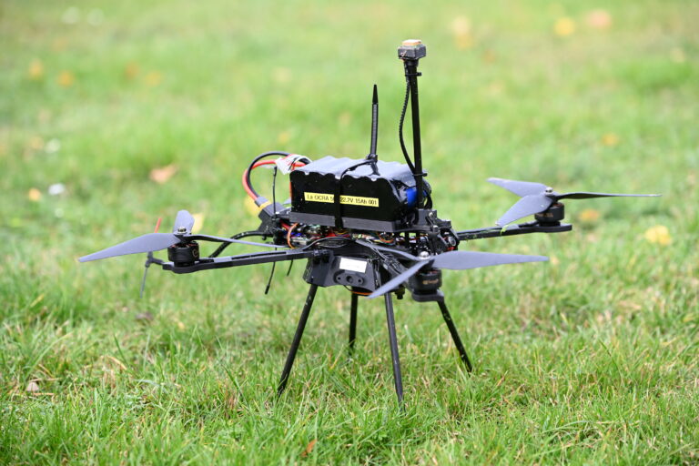 Pierwszy w Polsce pokaz ataku roju dronów odbył się na Uniwersytecie Kaliskim