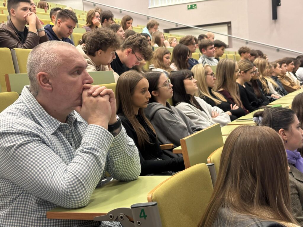 Z&nbsp;młodzieżą o&nbsp;dezinformacji jako wyzwaniu współczesności. Debata z&nbsp;udziałem ekspertów