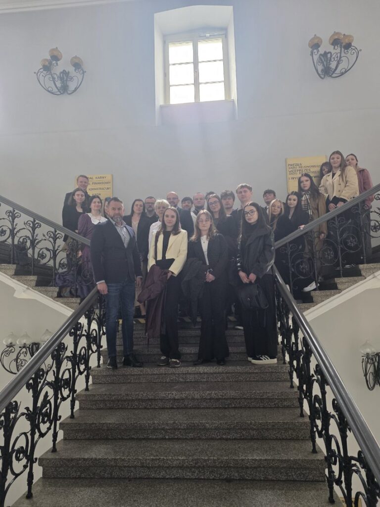 Studenci III roku kierunku Prawo uczestniczyli w&nbsp;zajęciach praktycznych w&nbsp;VI Wydziale Ksiąg Wieczystych Sądu Rejonowego w&nbsp;Kaliszu