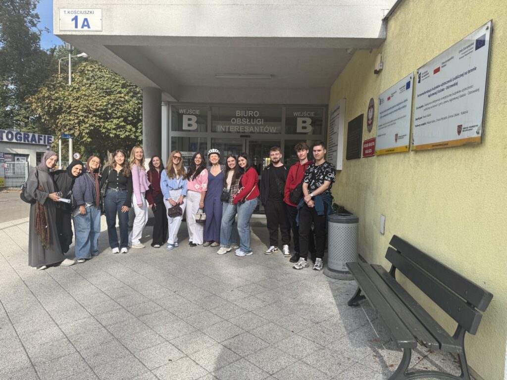 Studenci przed budynkiem uczelni