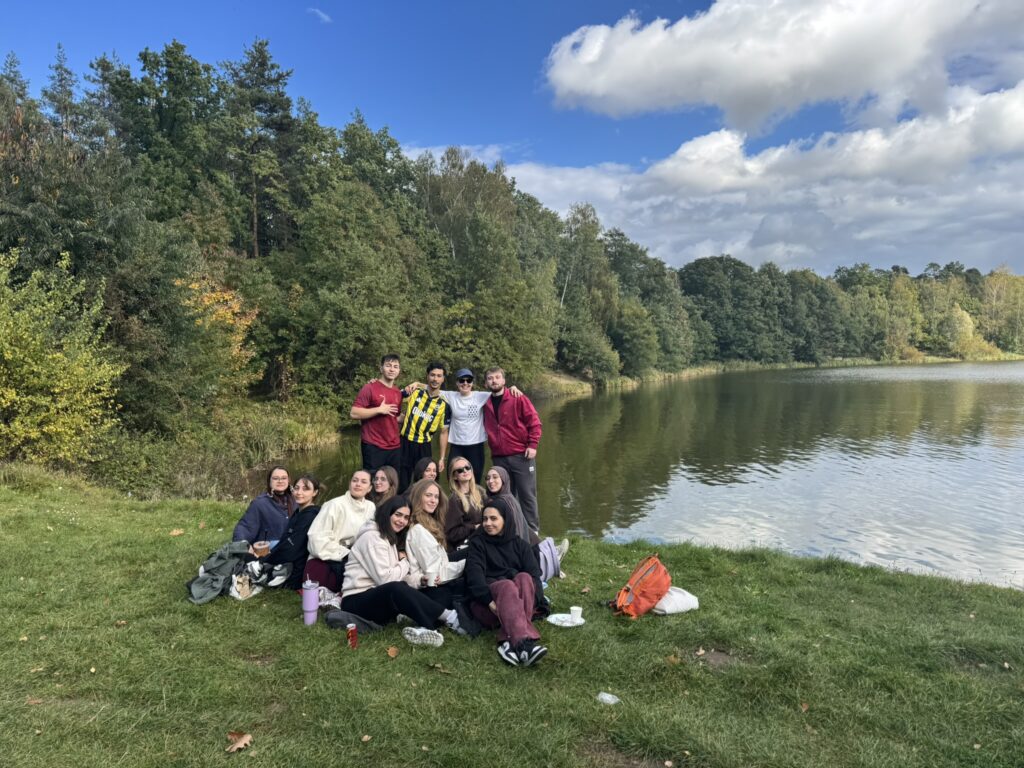 Wspólne zdjęcie studentów nad wodą